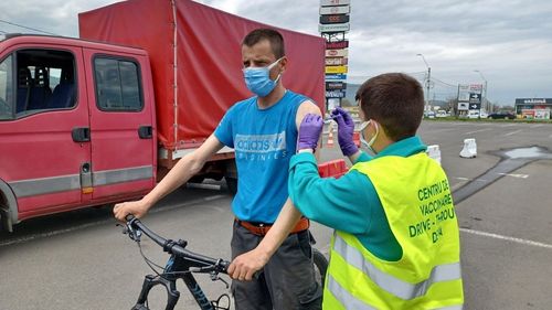 Bicicliştii au avut prioritate la vaccinare în Centrul drive-thru din Deva, marcând astfel ”vinerea verde”