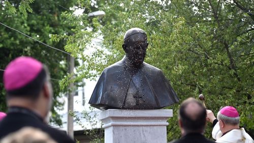 Pe bustul Papei Francisc dezvelit la București scrie că suveranul pontif a fost în "Dacoromania". Denumirea se regăsește în actele pontificale