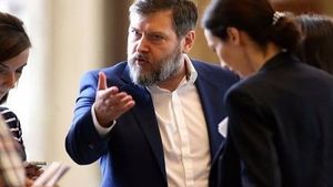 SURSE Felix Rache, omul fostului premier Tudose, se va ocupa de strategia de comunicare a partidului lui Victor Ponta