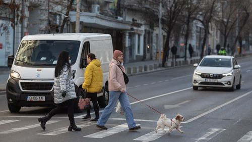 Tată şi fiică, răniți grav, la Sibiu, după ce au fost loviţi de un autoturism pe trecerea de pietoni/ Fata, în vârstă de 15 ani, este intubată
