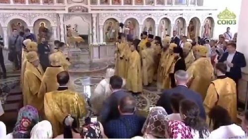 VIDEO Patriarhul Kirill a căzut în timpul unei slujbe în care sfințea o biserică din Novorossiysk/ Kirill îl susține fervent pe Vladimir Putin și războiul din Ucraina