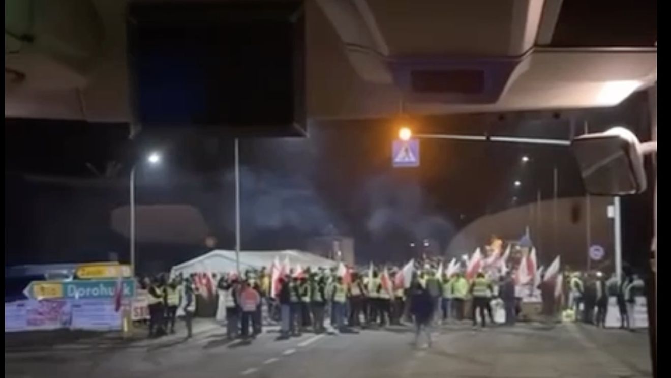 Protestatari polonezi reiau blocada la un punct de frontieră cu Ucraina