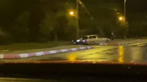 Ploiești: Urmărire de mașini, cu pistolul pe geam. Cursa s-a terminat cu accident