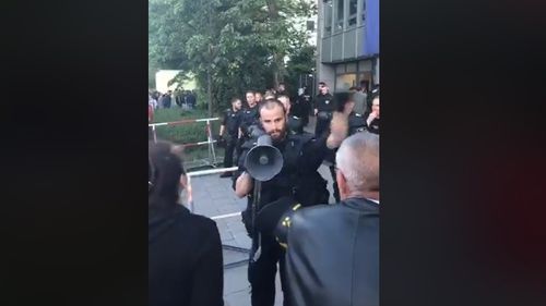 VIDEO Cum i-au ajutat polițiștii germani pe români să voteze: au lărgit perimetrul consulatului