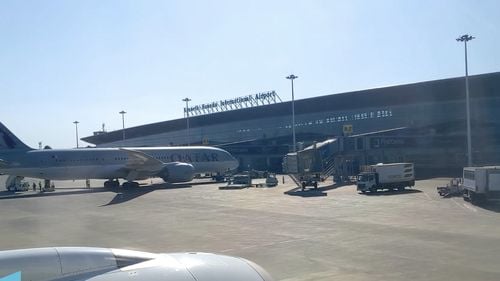 Un indian a fost arestat cu peste 2 milioane de dolari cash în valiză pe aeroportul din capitala Zambiei