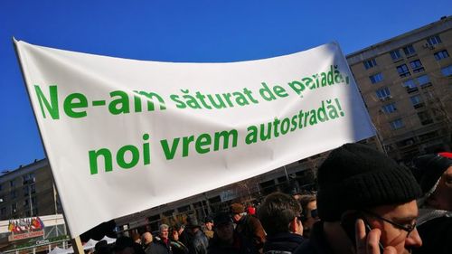 GALERIE FOTO Asociațiile care militează pentru construirea autostrăzii care va lega Transilvania de Moldova au protestat în timpul ceremoniilor de la Iași la care au participat Iohannis și Orban
