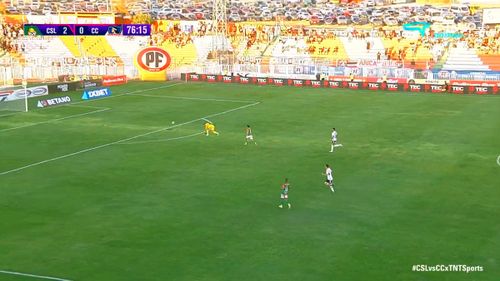 VIDEO Un gol spectaculos din "poartă-n poartă", marcat de un goalkeeper în Chile, ar putea doborî recordul de distanță/ Lovitura a măsurat aproximativ 101 metri