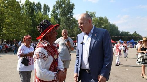 Mircea Geoană, huiduit de zeci de oameni în comuna care l-a făcut cetățean de onoare / Reacția primarului: Să vă fie rușine!