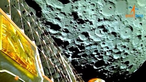  Misiunea istorică a Indiei pe Lună trimite noi fotografii ale suprafeței lunare / Modulul de aterizare și roverul Chandrayaan-3 urmează să ajungă la suprafață pe 23 august