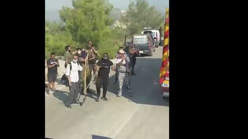 VIDEO Pompierii români întâmpinați cu aplauze în Grecia, unde incendiile puternice fac ravagii de mai bine de două săptămâni