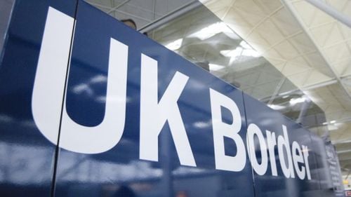 Migrația netă în Marea Britanie a atins trei sferturi de milion anul trecut, sporind presiunea asupra premierului Rishi Sunak pentru a găsi soluții mai radicale de reducere a numărului de imigranți