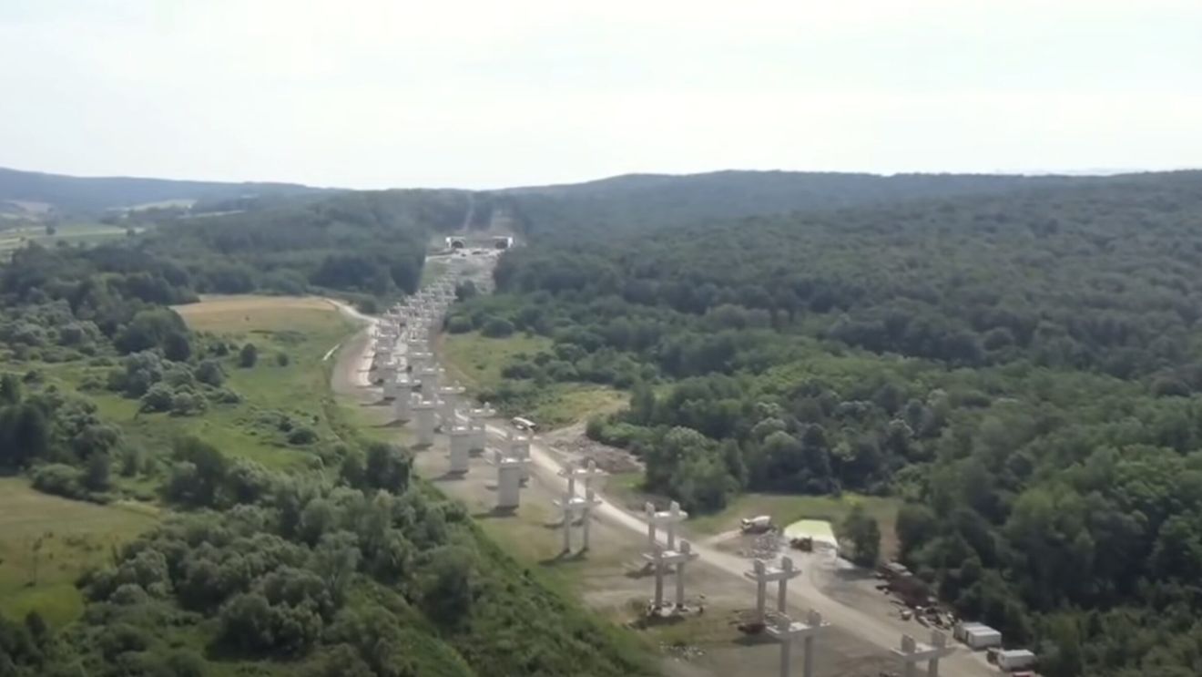 VIDEO Autostrada „verigă lipsă” prinde contur: Secțiunea Margina-Holdea a ajuns la un progres de 68% / Mobilizare masivă pentru finalizarea tunelurilor de pe A1