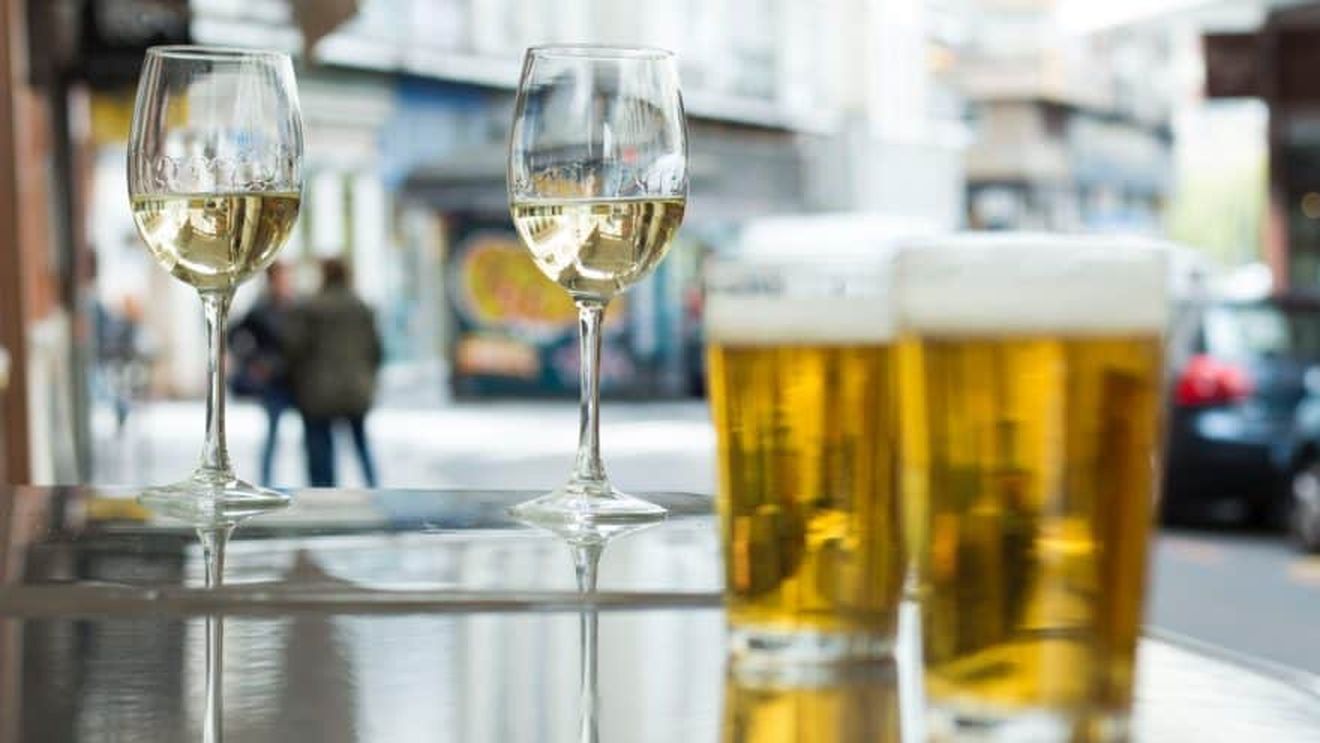 STUDIU Românii sunt cei mai mari consumatori de alcool din lume / Bărbații beau aproximativ echivalentul unei sticle de vin pe zi