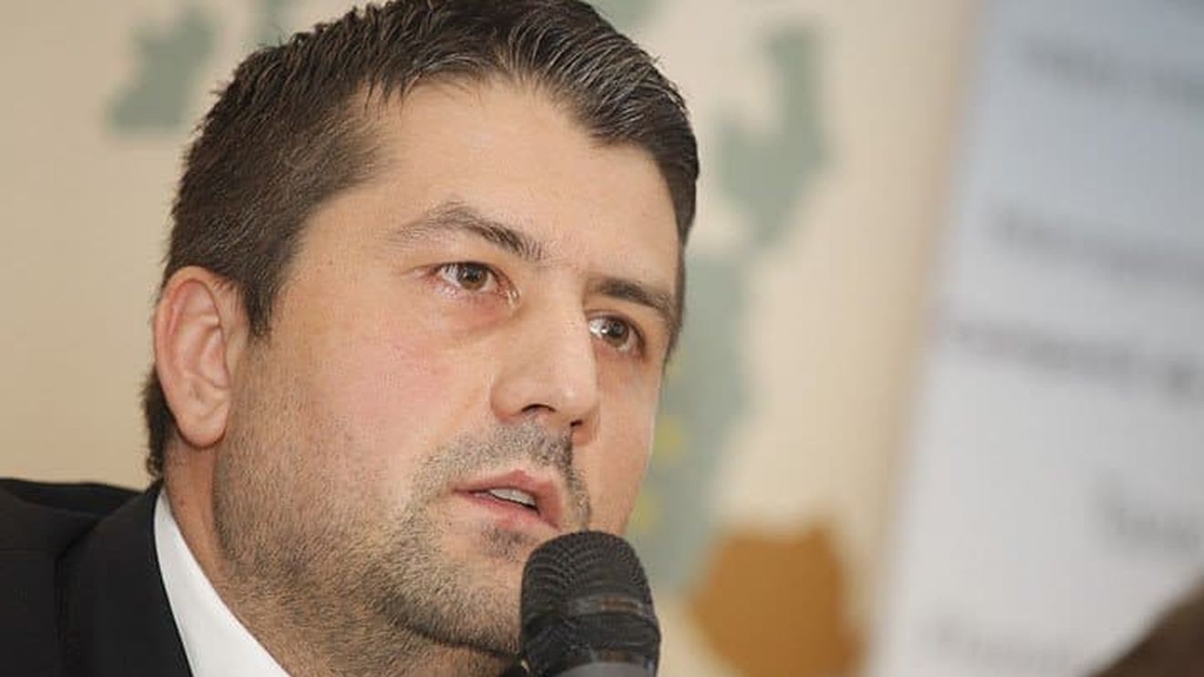 Mama primarului Constanței, dusă la poliție după un incident în secția de vot. Primarul: „Mamei i s-au înmânat 5 buletine de vot. M-a sunat plângând de la poliție”