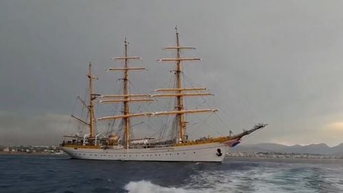 VIDEO Nava școală ”Mircea” traversează Canalul Corint pe ”rupere de nori”