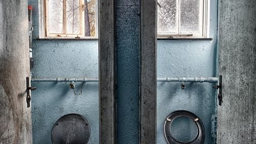 Contradicţii ministeriale pe latrinele din şcoli. Ministrul Breaz – doar 300 de şcoli mai au toaletă în curte, Ministerul de Interne raportează 1.176