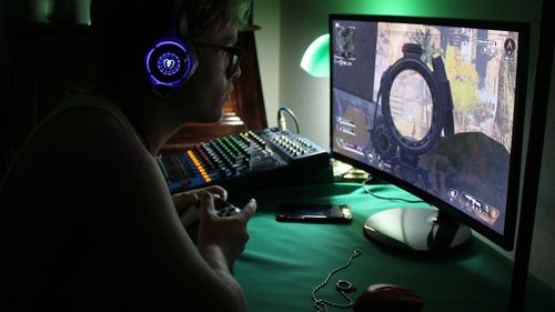 VIDEO Un gamer care joacă 6-8 ore pe zi, despre dependența fenomenului: ”Când începi să stai închis în casă cu zilele, nu mai ieși afară deloc și începi să rupi legăturile sociale, atunci, da, putem spune că te confrunți cu o dependență”