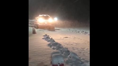 VIDEO Ninge abundent DN 7A, în zona Obârşia Lotrului / Recomandările drumarilor