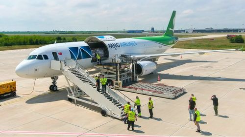 Au început cursele Cargo pe Aeroportul Oradea, singurul din țară care și-a făcut terminal pentru mărfuri / Primul avion a aterizat marți