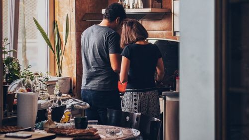 Care sunt vârstele la care este cel mai probabil ca partenerul tău să înșele și semnele la care trebuie să fii atent, potrivit unui scriitor spaniol, supranumit antrenorul de infidelitate