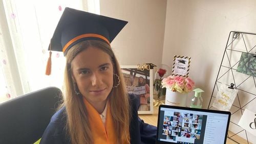 Diana, clasa a XII-a E: Am reușit să îmi văd toți colegii pe ecran, în fața mea, în același timp, iar discursurile și chipurile lor familiare m-au emoționat până la lacrimi