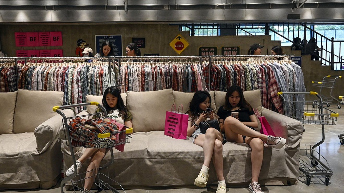 Unele oraşe din China amenajează "Colţul Celibatarilor" în parcuri, cu scopul creşterii natalităţii