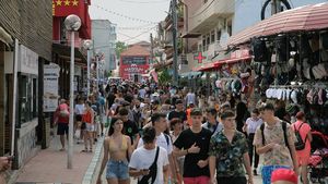 FOTO Costinești a rămas stațiunea Tineretului, dar și a păcănelelor, suvenirurilor kitschoase și a caselor de pariuri/ Cum arată astăzi cea mai îndrăgită stațiune din anii '90, pe jumătate închisă la mijlocul sezonului