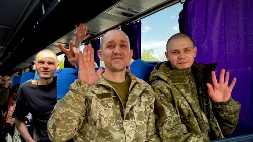 Rusia şi Ucraina au schimbat câte 84 de prizonieri de război, în ajunul summitului Putin-Trump. Kievul a repatriat persoane deţinute de separatiştii ruşi încă din 2014, precum şi apărători ai Mariupolului - VIDEO, FOTO