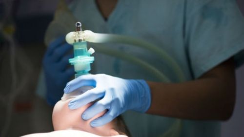 Medic anestezist din Vatra Dornei, arestat pentru delapidare și deținere de droguri de mare risc / Ar fi ieșit dintr-o operație în desfășurare la spital pentru a-și injecta droguri