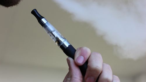 OMS estimează că cel puţin 15 milioane de adolescenţi utilizează ţigări electronice la nivel global / „Sunt promovate ca o modalitate de reducere a efectelor negative, dar în realitate, atrag copiii către nicotină mai devreme”