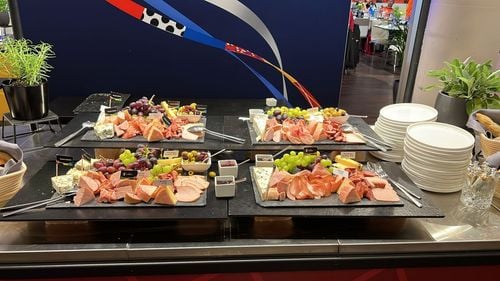 FOTO VIDEO Cum arată salonul VIP de la meciul România – Olanda: DJ, miel înăbușit, vinuri din Spania și Franța / La finalul partidei se servesc sarmale