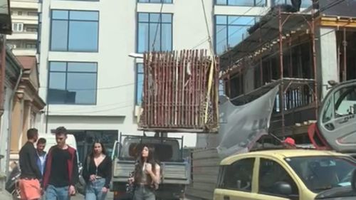 VIDEO Pericol pe un șantier din Centrul Bucurestiului: Nici o măsură de protecție a trecătorilor, trei adolescenți surprinși când treceau pe sub o încărcătură de sute de kg ridicată de o macara