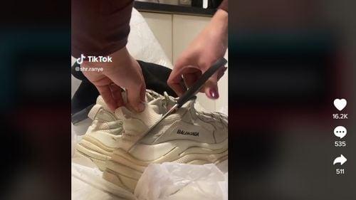 VIDEO Clienții Balenciaga încep să-și ardă pe Tik Tok produsele de mii de euro după scandalul cu acuzații de pedofilie