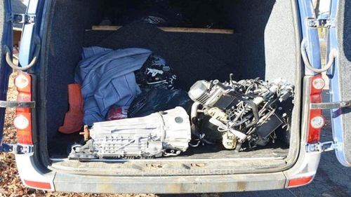 Trei motociclete de 250 de mii de lei furate din Italia au fost descoperite la Siret, într-un microbuz din Ucraina cu acte furate din Lituania
