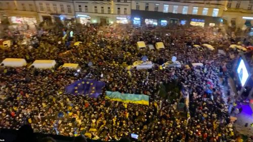 VIDEO Zeci de mii de oameni au ieșit în stradă în orașe din Europa, în semn de sprijin față de Ucraina / Zelenski s-a adresat mulțimilor prin Zoom, fiind aplaudat și ovaționat de manifestanți