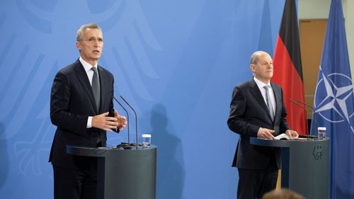 Stoltenberg: NATO nu va răspunde militar în cazul unei invazii a Rusiei asupra Ucrainei / Opinii diferite ale liderilor statelor membre NATO privind livrările de armament
