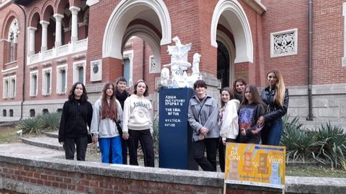 Patru monumente spun povestea adolescenților din Ucraina în cadrul proiectului „Open Museums Open Hearts”