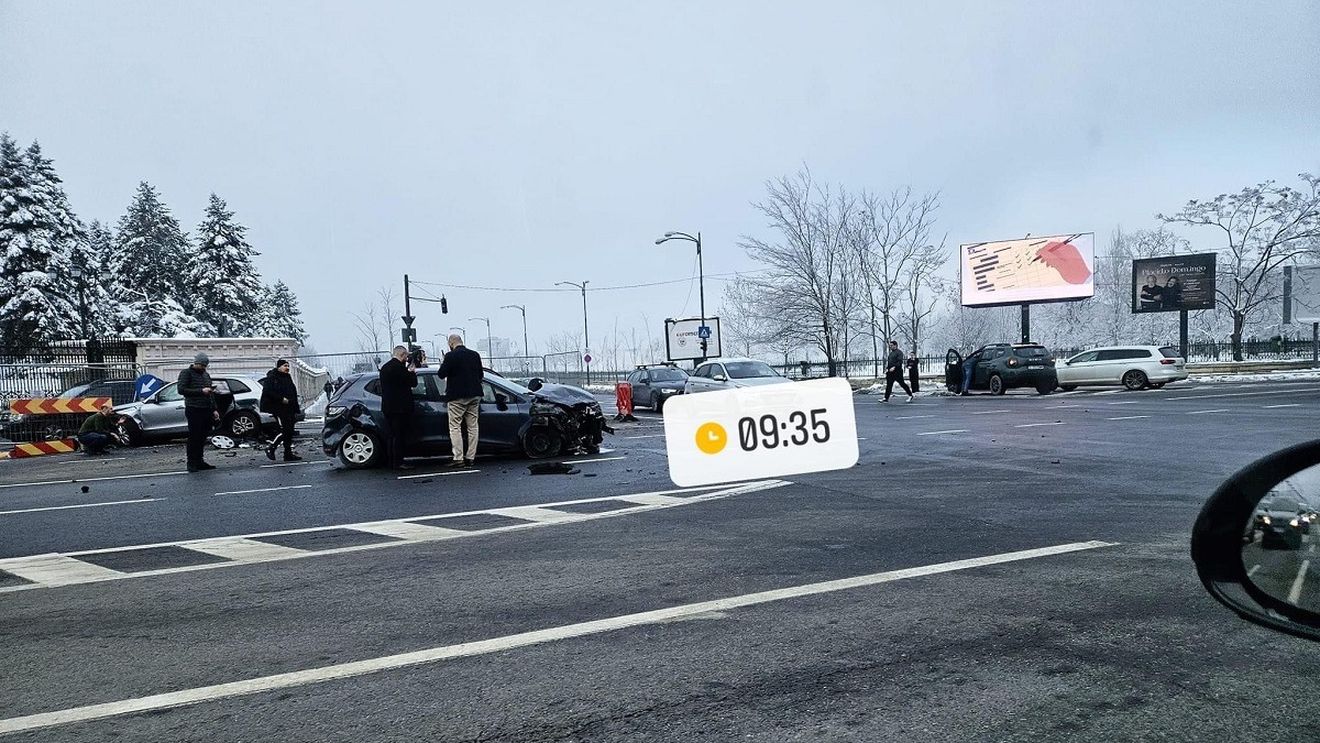 Accident în fața Palatului Parlamentului: două mașini s-au ciocnit puternic, cinci persoane sunt rănite