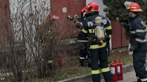 VIDEO Pompierii au intervenit în curtea Spitalului Municipal Dej, după ce tabloul pentru siguranțe a luat foc/ Policlinica a rămas fără curent