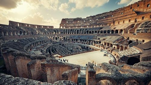 Doi turişti americani amendați cu 800 de euro după ce au intrat prin efracţie în Colosseum / Au vrut să bea bere și să admire priveliștea