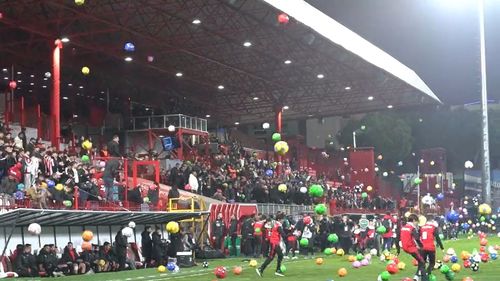 VIDEO O mie de mingi aruncate pe teren la un meci din Turcia, pentru a fi duse copiilor din zonele afectate de cutremure