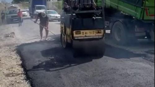 Locuitorii unei comune din Suceava asfaltează pe banii lor un drum județean / Decizia a fost luată după ce contractul de asfaltare e blocat de birocrație / Primarul se dezice de acțiunea cetățenilor