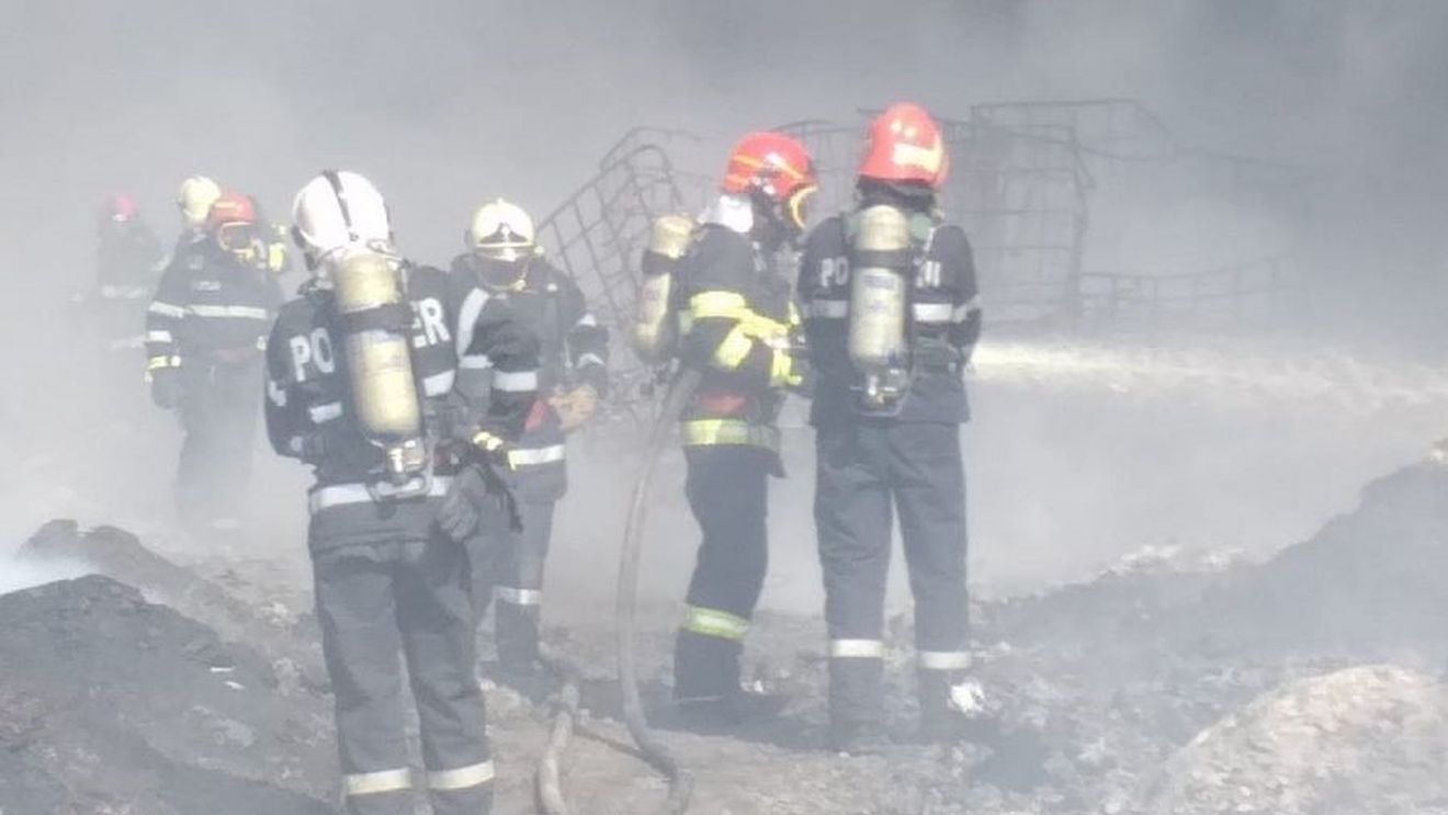 VIDEO Şeful Gărzii de Mediu Bihor: Fumul toxic rezultat în incendiul de la Salonta se îndreaptă spre Ungaria