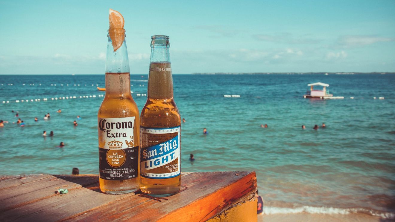 Iubitorii de bere Corona vor găsi mai puține sticle pe rafturi. Brandul mexican își reduce producția la minimum din cauza COVID-19