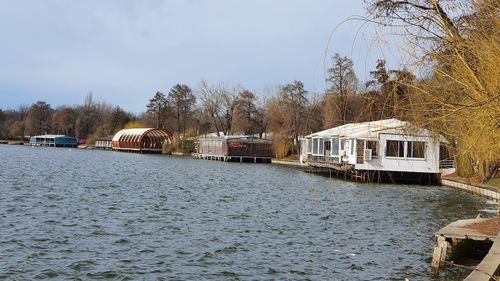 HotNews: Un raport al corpului de control al primarului general din 2017 arată că majoritatea teraselor de pe pontoanele de pe malul lacului Herăstrău au fost amenajate fără autorizație de construire