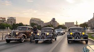 Maşini de epocă şi automobile fabricate în România, prezentate publicului pasionat în oraşul Baia Sprie