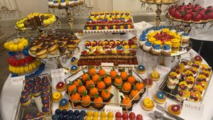 FOTO | Macarons, choux și mini-eclere în culorile drapelului României: Cum a arătat candy-bar-ul de la recepția organizată de Ziua Națională la Palatul Cotroceni / Din meniu, au făcut parte și sarmale
