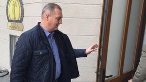 Clanul Drăghici în vacanță pe banii partidului din subvenția de la stat: Bali, Singapore, Emirate, Dominicană, Cipru/ Fostul trezorier PSD ar fi tocat 6.000 de euro doar la SPA în câteva zile / Calinic Argeșeanul i-a dat recomandare de bun creștin