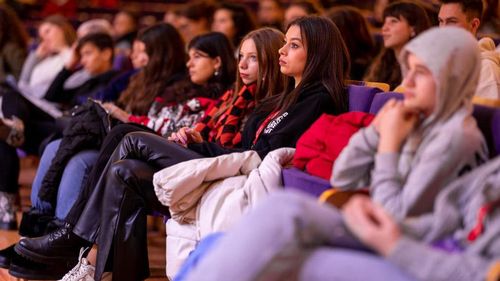 Au fost deschise primele evenimente de tipul Career Talks din cadrul programului Vocaţia ta/ Elevi bucureşteni, alături de părinţi şi profesori, au fost întâmpinați de speakeri naţionali şi internaţionali