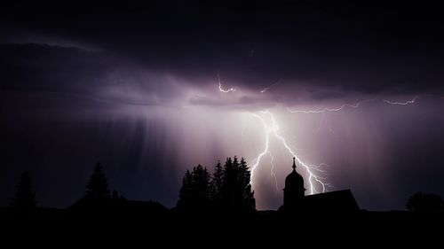 Pene de curent şi inundaţii în Harghita, în urma unei furtuni /  1.251 de consumatori din localităţile Livezi, Mihăileşti, Nădejdea şi Văcăreşti au rămas fără energie electrică